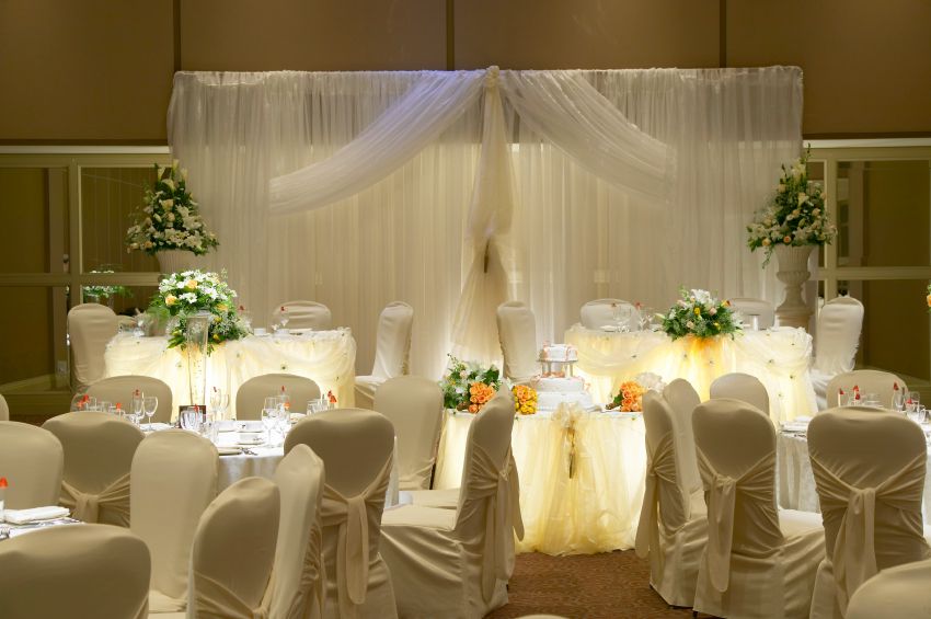 Cheap decorating ideas for weddings Aka buying inexpensive decor in bulk. Think: paper streamers, honeycomb decorations, balloons, and anything else you can buy large quantities of, fill lots of space with, and not spend a million dollars on. But how do you do that without making your wedding look like a children’s birthday party? The answer is: it’s all in the execution.
